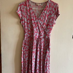 Floral dress that falls just below the knee. Jersey fabric with pockets!